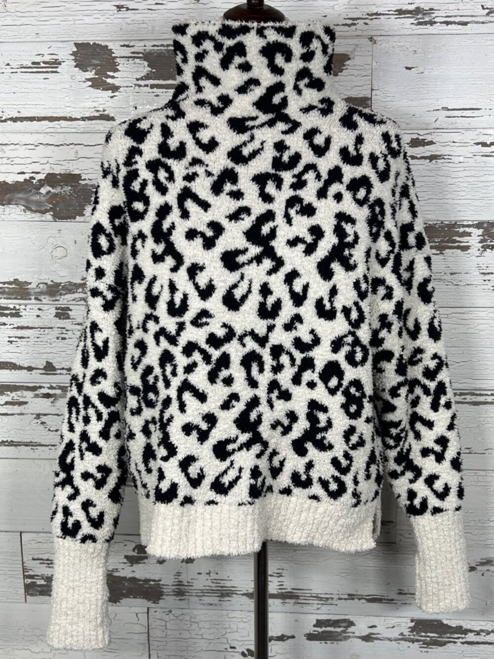 UGG Mock Neck Sweater Snow Leopard Print Long Sleeves White and Black Sz M EUC